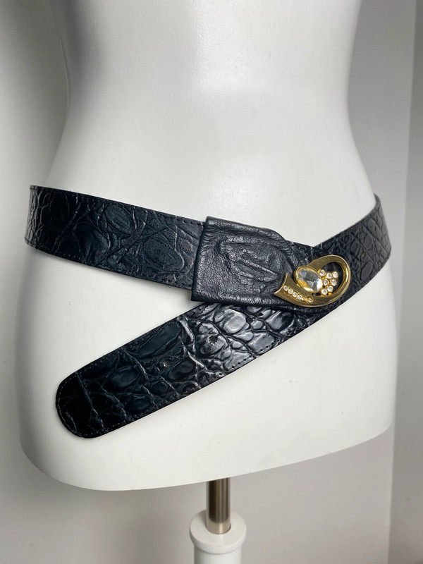 Cintura Vintage in Pelle Nera con Fibbia Dorata e Zirconi