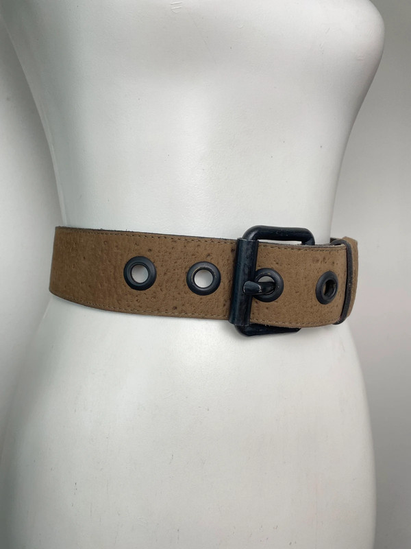 Breiter Ledergürtel mit schwarzen Metallösen und Schnalle