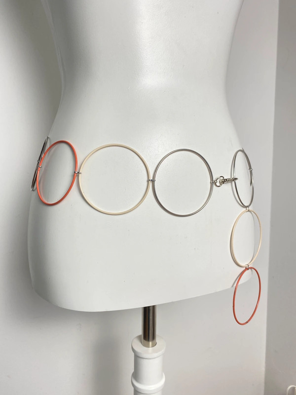 Verstellbarer Ringgürtel mit Metallringen